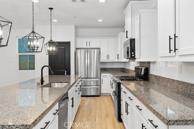 Detail Gallery Image 10 of 41 For 29120 Tanoak, Lake Elsinore,  CA 92530 - 4 Beds | 2/1 Baths