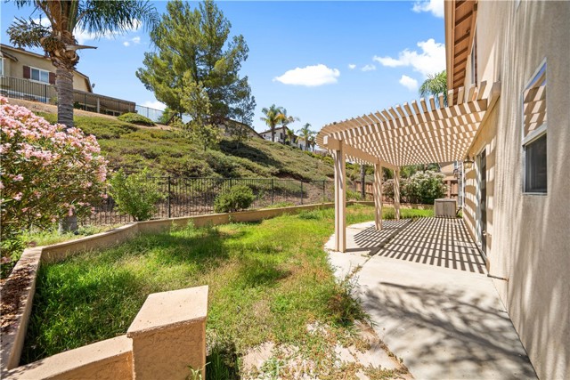 Detail Gallery Image 16 of 44 For 32057 Meadow Wood Ln, Lake Elsinore,  CA 92532 - 4 Beds | 2/1 Baths