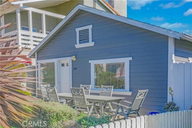318 8th Street, Huntington Beach CA: https://media.crmls.org/medias/b9245148-9dd4-4a53-8663-4b036d41236a.jpg