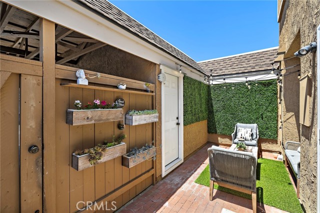 4 Riptide Court, Newport Beach CA: https://media.crmls.org/medias/b9245400-3cc3-4cde-b3b0-a9c75c543631.jpg