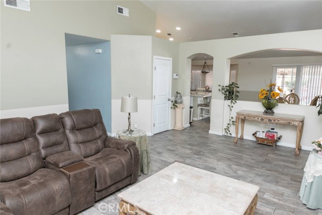Detail Gallery Image 5 of 25 For 15614 Pearmain St, Adelanto,  CA 92301 - 4 Beds | 2 Baths