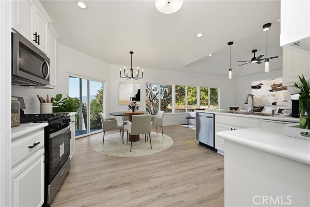 19285 Ravenhill, Hidden Valley Lake CA: https://media.crmls.org/medias/b928b621-e39c-4638-9ea8-bdea604a6608.jpg