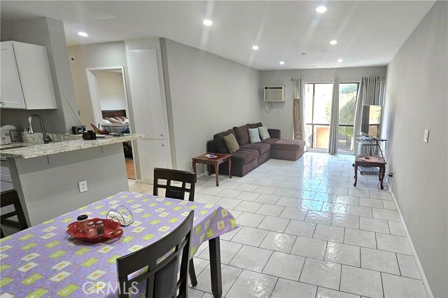 Detail Gallery Image 4 of 29 For 17900 Sherman Way #226,  Reseda,  CA 91335 - 1 Beds | 1 Baths