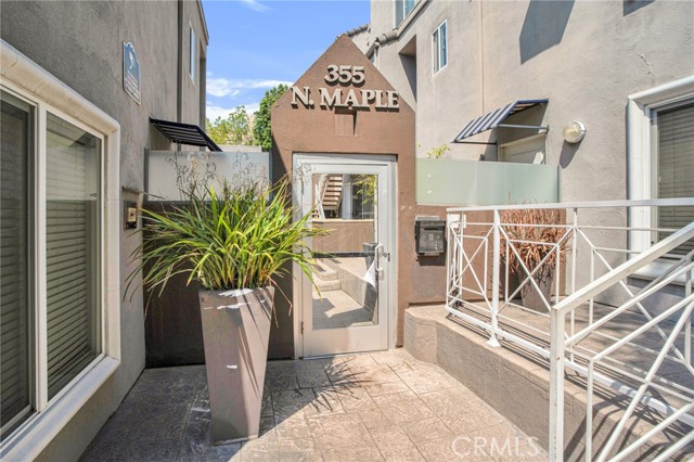355 N Maple Street, Burbank CA: https://media.crmls.org/medias/b92a824a-7170-434f-a1f2-8981a21df6db.jpg