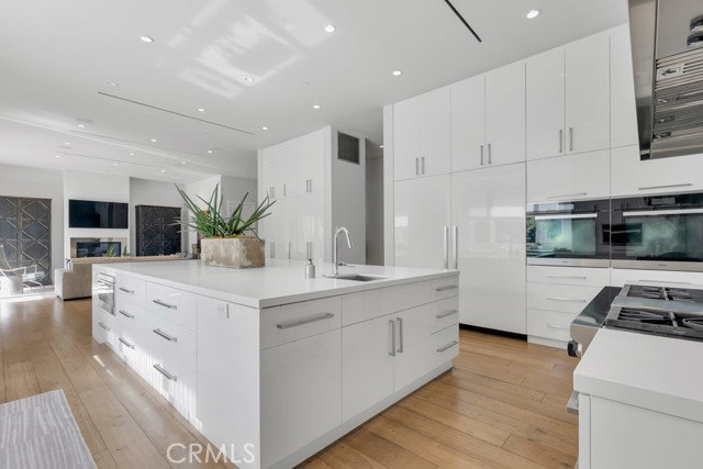 Detail Gallery Image 23 of 75 For 17950 Rancho St, Encino,  CA 91316 - 5 Beds | 6 Baths