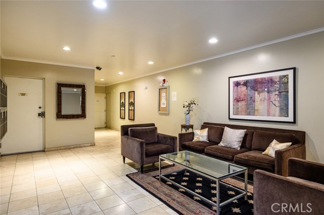 1828 Glendon Avenue, Los Angeles CA: https://media.crmls.org/medias/b92bf48f-c2e8-4889-a48c-09ad8b0a3bc5.jpg