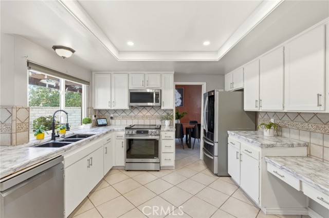 Detail Gallery Image 9 of 41 For 23943 via Flamenco, Valencia,  CA 91355 - 5 Beds | 3 Baths