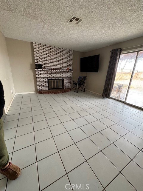 Detail Gallery Image 2 of 13 For 823 E Avenue J9, Lancaster,  CA 93535 - 4 Beds | 3 Baths