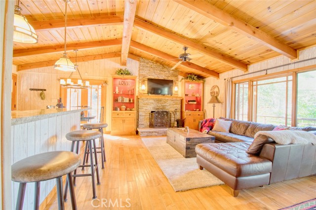 5475 Acorn Trail, Wrightwood CA: https://media.crmls.org/medias/b93470fb-78ea-4347-bc37-681d47eaf563.jpg
