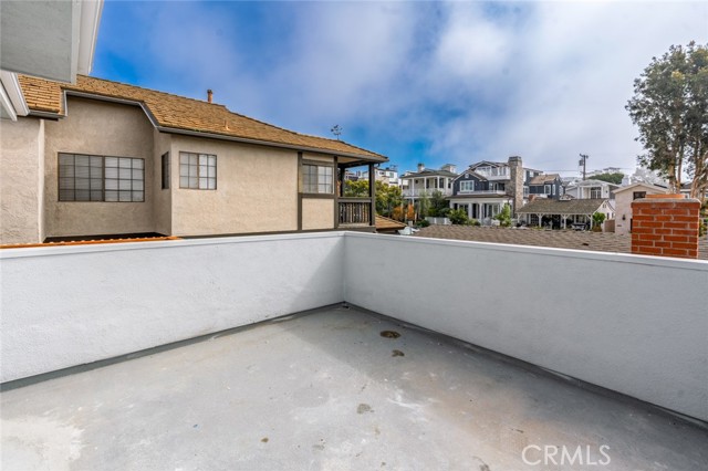 707 1/2 Orchid Avenue, Corona del Mar CA: https://media.crmls.org/medias/b936f3cc-cc6f-4df0-b1f0-47614c9941a5.jpg