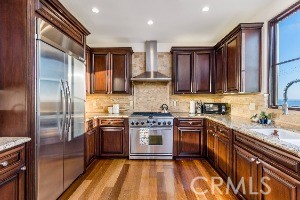 Detail Gallery Image 8 of 19 For 320 33rd, Manhattan Beach,  CA 90266 - 3 Beds | 4 Baths