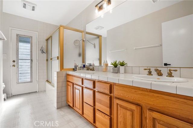6233 Capistrano Avenue, Woodland Hills CA: https://media.crmls.org/medias/b93bdb60-64d2-470f-b1f0-bb11d319ff37.jpg