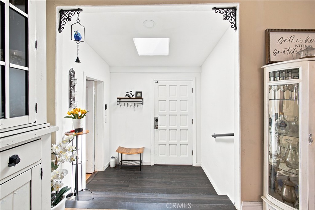 https://media.crmls.org/medias/b93e6bb8-cc79-4c7f-a6f1-84f694ef80bd.jpg?preset=X-Large