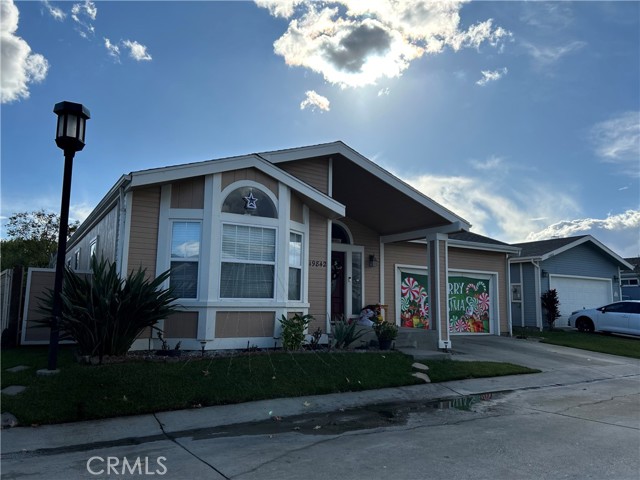 Detail Gallery Image 2 of 18 For 19842 Emerald Creek Dr, Canyon Country,  CA 91351 - 3 Beds | 2 Baths