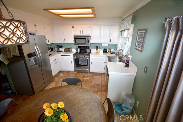 Detail Gallery Image 8 of 16 For 14247 Mission St, Oak Hills,  CA 92344 - 3 Beds | 2 Baths
