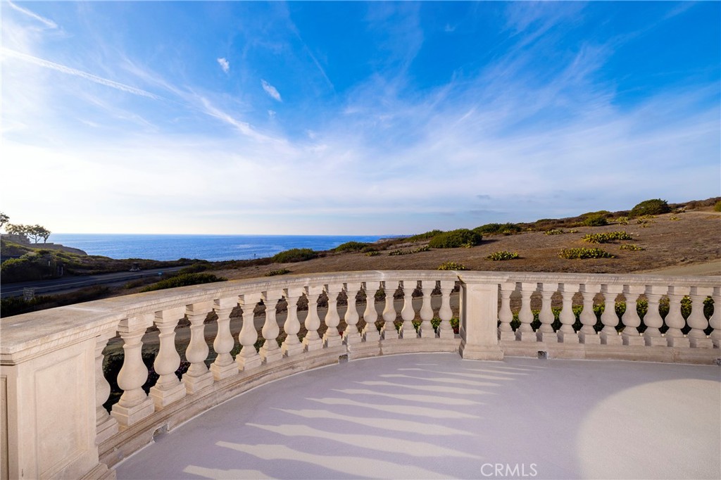 https://media.crmls.org/medias/b9417ab0-ff9c-4716-9611-e724d56e7c0d.jpg?preset=X-Large