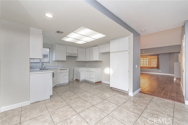 Detail Gallery Image 12 of 34 For 12194 Stonegate Dr, Victorville,  CA 92392 - 3 Beds | 2/1 Baths