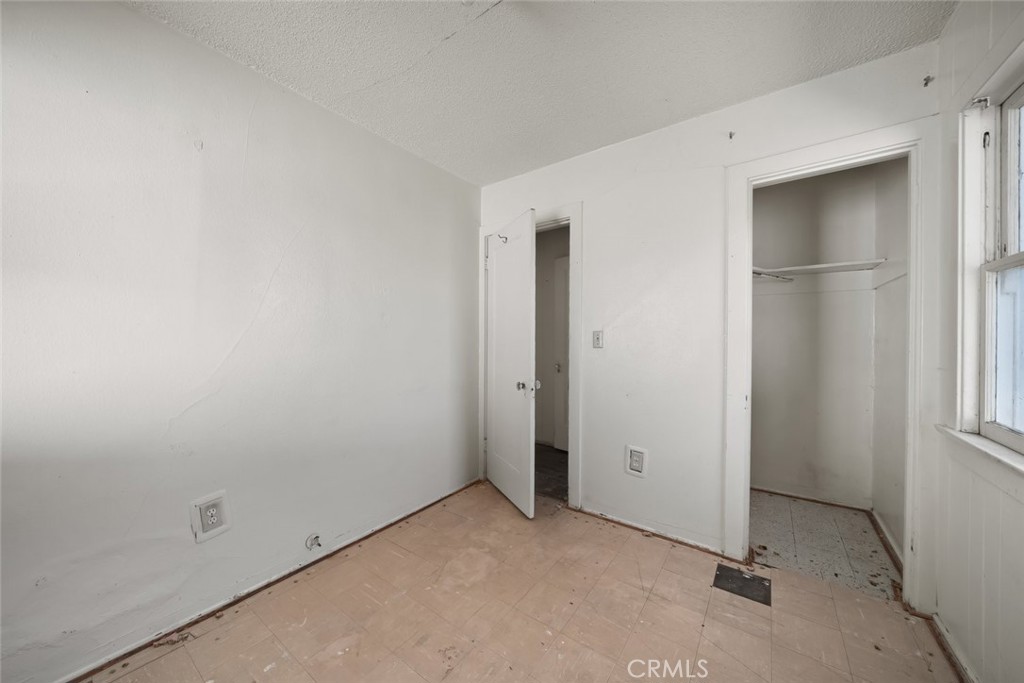 https://media.crmls.org/medias/b944b9a3-c171-4868-942b-0165f9c8460c.jpg?preset=X-Large