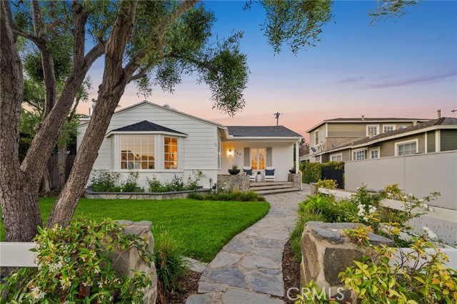 340 Broadway, Costa Mesa CA: https://media.crmls.org/medias/b94584e3-e7a4-497d-863f-91cde8f3c2e8.jpg