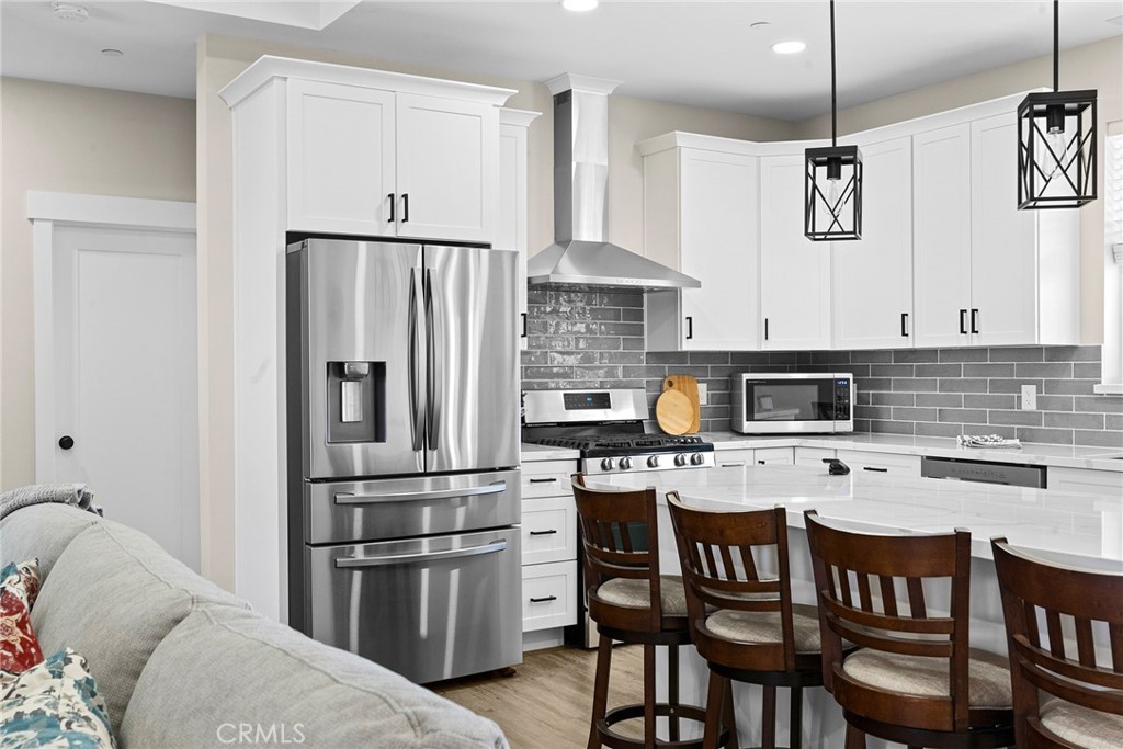 https://media.crmls.org/medias/b945b115-959b-4d0b-87b3-bd53661850c7.jpg?preset=X-Large