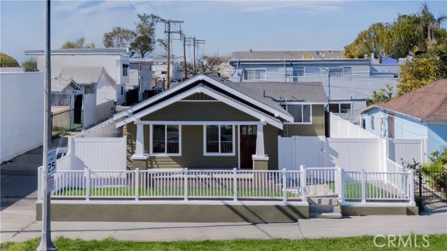 1027 E 10th St, Long Beach CA: https://media.crmls.org/medias/b948c158-ab76-47cc-8d5e-93ab0ca3bd79.jpg