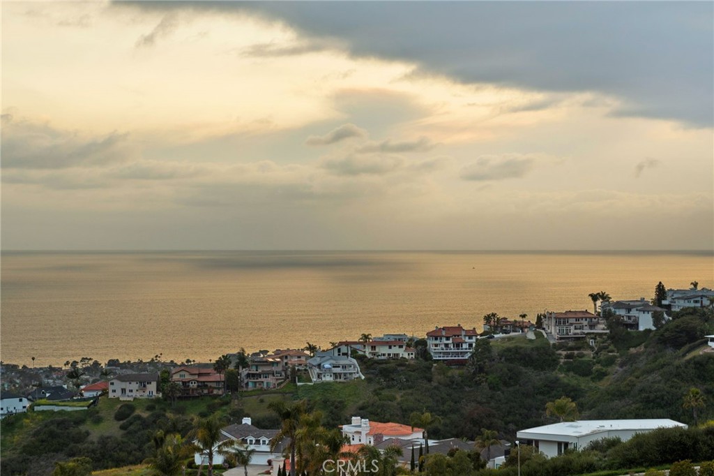 https://media.crmls.org/medias/b948e891-5cc2-4b68-adfe-3167c9499628.jpg?preset=X-Large