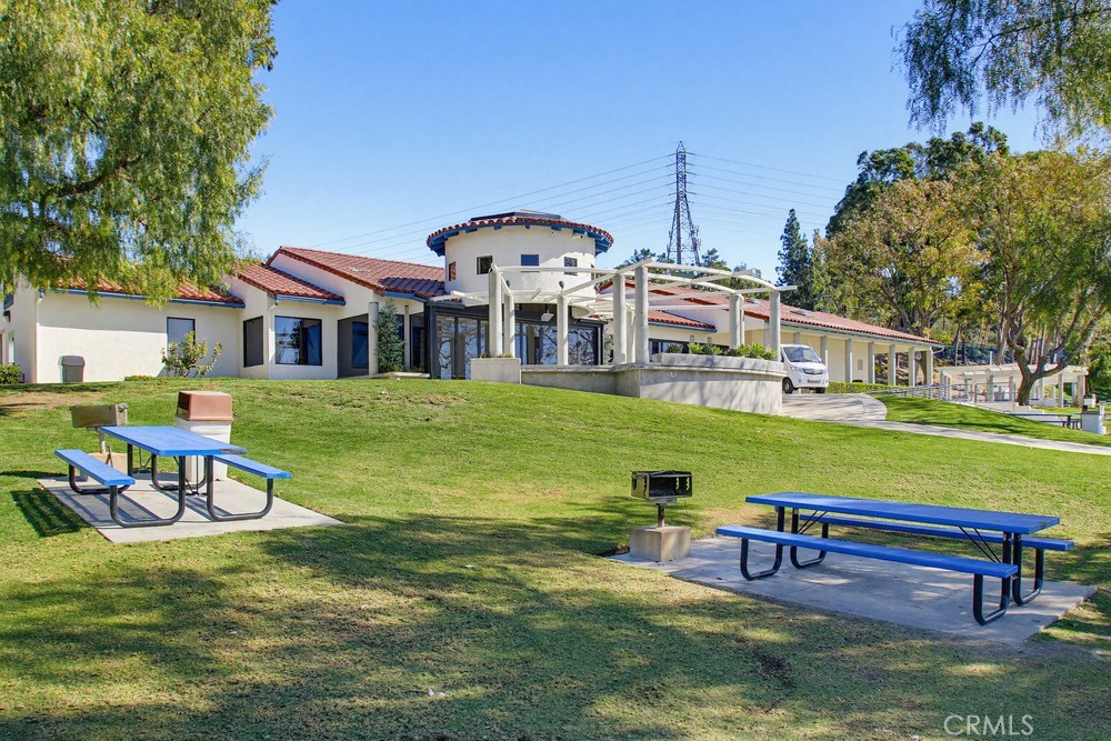 https://media.crmls.org/medias/b949c774-1a50-4024-bc89-fb5820a82580.jpg?preset=X-Large