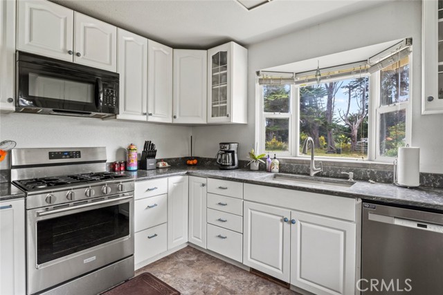 Detail Gallery Image 4 of 31 For 18520 Old Coast Hwy, Fort Bragg,  CA 95437 - 3 Beds | 2 Baths