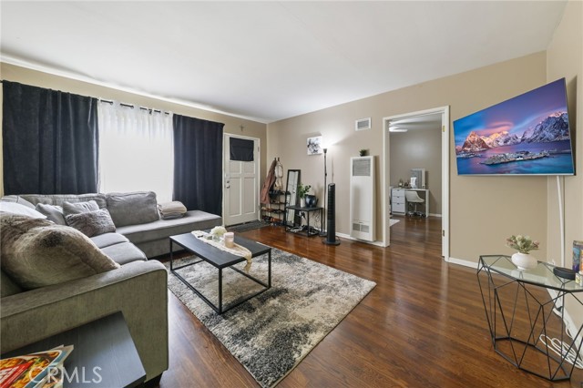 251 E Center Street, Covina CA: https://media.crmls.org/medias/b94eee1d-a73f-4770-8492-f6af76c4f2fe.jpg