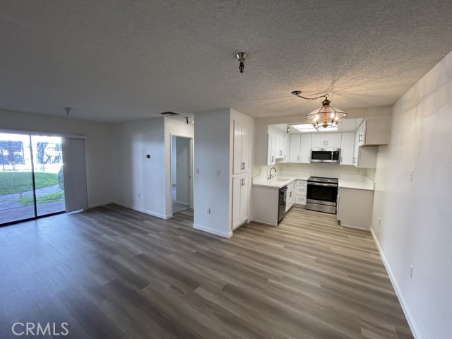 Detail Gallery Image 4 of 31 For 18900 Delaware St #6,  Huntington Beach,  CA 92648 - 1 Beds | 1 Baths