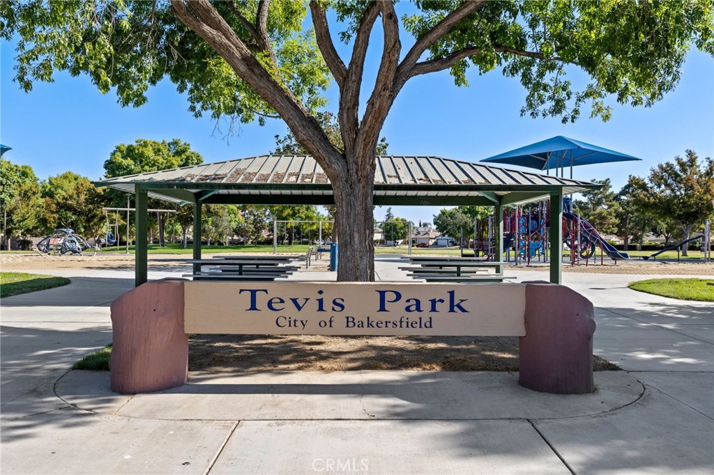 https://media.crmls.org/medias/b9510f21-e19c-4dee-8cf0-0950d1bb29d9.jpg?preset=X-Large
