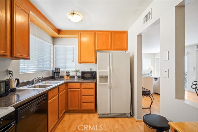 Detail Gallery Image 9 of 24 For 19216 Hamlin St #1,  Reseda,  CA 91335 - 3 Beds | 2 Baths