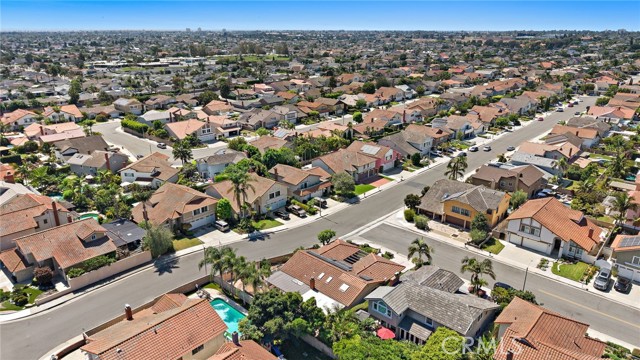 19352 Sailwind Lane, Huntington Beach CA: https://media.crmls.org/medias/b9520869-2a9f-4173-95e5-5bbadc44390e.jpg