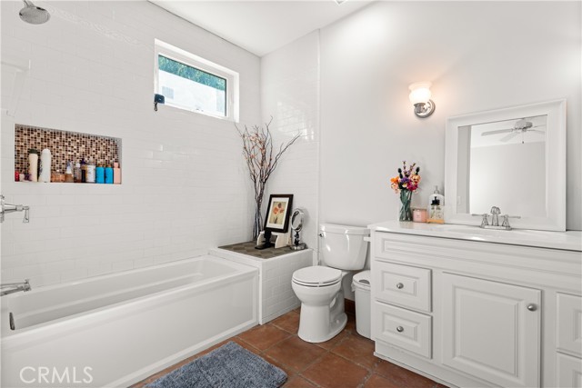 Detail Gallery Image 17 of 21 For 5150 Gloria Ave, Encino,  CA 91436 - 4 Beds | 4/1 Baths