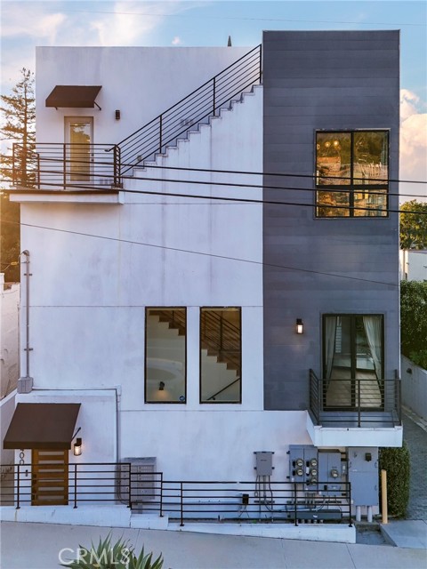 Detail Gallery Image 3 of 46 For 2400 Glendale Ct, Los Angeles,  CA 90039 - 3 Beds | 3 Baths