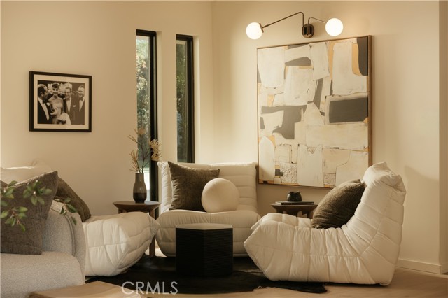 Detail Gallery Image 8 of 37 For 5557 Franrivers Ave, Woodland Hills,  CA 91367 - 4 Beds | 2/1 Baths