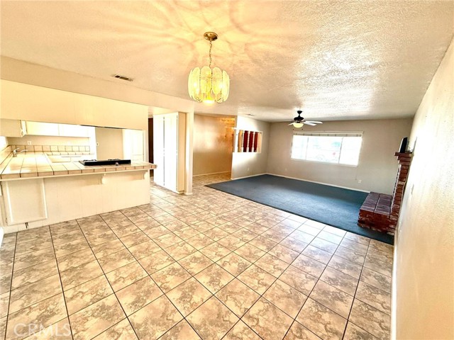 7795 Oakwood Avenue, Hesperia CA: https://media.crmls.org/medias/b955572a-951d-4fe8-9245-e032789ee3e3.jpg