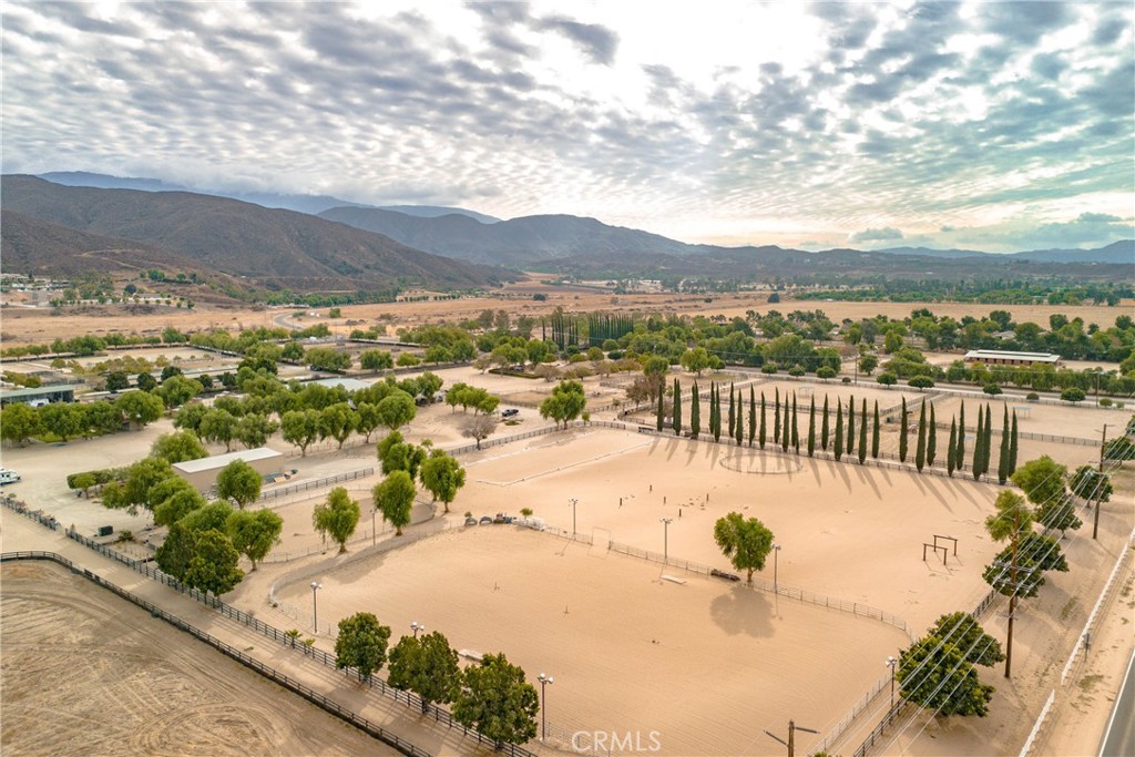 https://media.crmls.org/medias/b9566b67-1750-45dd-96a5-a56a4d031470.jpg?preset=X-Large