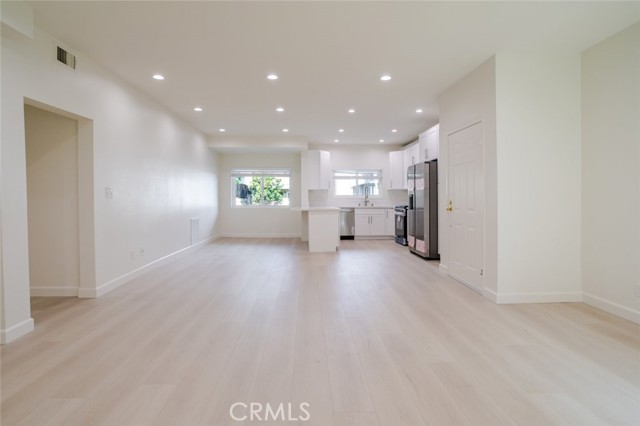 Detail Gallery Image 8 of 19 For 310 E Providencia Ave #108,  Burbank,  CA 91502 - 3 Beds | 2 Baths