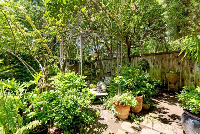 302 W Carter Avenue, Sierra Madre CA: https://media.crmls.org/medias/b95a9005-8197-490d-b455-d055bf77e7c8.jpg