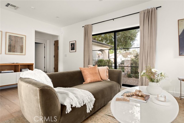 Detail Gallery Image 8 of 40 For 4935 Agnes Ave, Valley Village,  CA 91607 - 5 Beds | 3 Baths