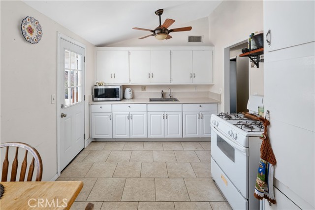 Detail Gallery Image 11 of 23 For 19026 Stillmore, Canyon Country,  CA 91351 - 3 Beds | 1 Baths