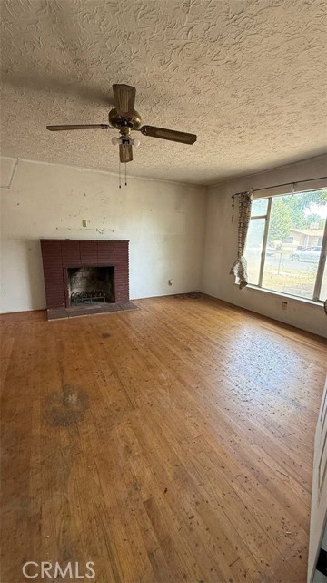 Detail Gallery Image 3 of 19 For 2452 S Holloway Ave, Fresno,  CA 93725 - 3 Beds | 1 Baths