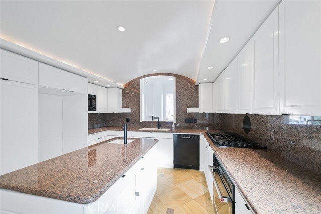 411 Goldenrod, Corona del Mar CA: https://media.crmls.org/medias/b95ec0ac-74e9-4c3c-bf58-63268cdc9a27.jpg