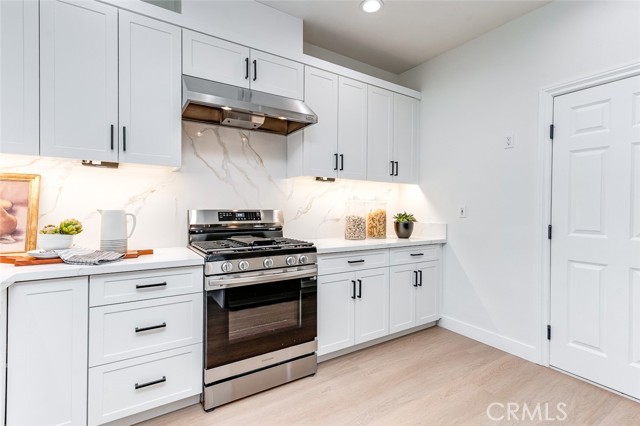 26 Seton, Irvine CA: https://media.crmls.org/medias/b9600283-2b7f-44a2-89e9-b31015b85ca7.jpg