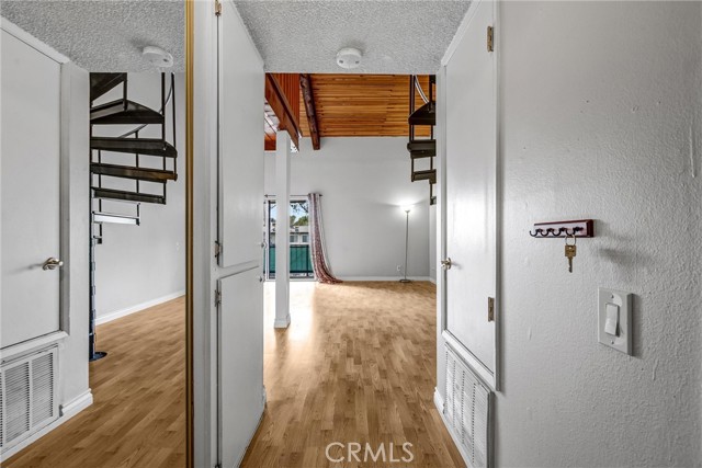 Detail Gallery Image 3 of 35 For 5460 White Oak Ave #E319,  Encino,  CA 91316 - 1 Beds | 1/1 Baths