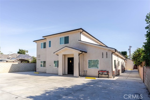 Detail Gallery Image 3 of 23 For 6850 1/2 Ranchito Ave, Van Nuys,  CA 91405 - 3 Beds | 3 Baths