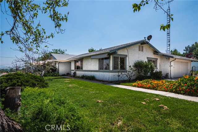 5535 Charlotte Lane, Jurupa Valley CA: https://media.crmls.org/medias/b969d06b-d4e7-4c3b-81ba-1c8088f07f5e.jpg
