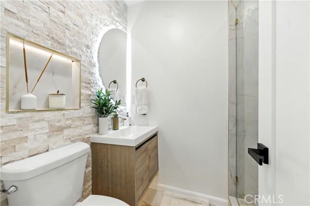 Detail Gallery Image 10 of 16 For 13021 Killion St, Sherman Oaks,  CA 91401 - 3 Beds | 2/1 Baths