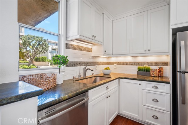 Detail Gallery Image 25 of 66 For 555 Esplanade #320,  Redondo Beach,  CA 90277 - 2 Beds | 2 Baths